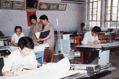 從1984年第一季度到抓管理上登記全面提高企業(yè)素質(zhì)驗收前，采取分線檢查、總結(jié)成績、找出差距、提出措施、限期整改的方法，使各項工作在整頓中鞏固提高，在鞏固提高中進(jìn)行再整頓，再提高。