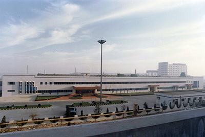 1995年5月30日，山推與日本小松株式會社合資成立小松山推工程機(jī)械有限公司