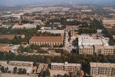 推土機(jī)總廠本部廠區(qū)。山東推土機(jī)總廠建立時，固定資產(chǎn)原值為2569萬元，占地面積為517538平方米，建筑面積為170861平方米。