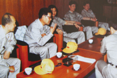為了學(xué)習(xí)外國先進(jìn)技術(shù)和管理方法，前往引進(jìn)技術(shù)與設(shè)備的國家進(jìn)行實(shí)地考察。薛仲光廠長在日本。