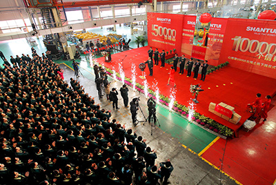 推土機(jī)事業(yè)部總裝工廠隆重舉行推土機(jī)第50000臺下線慶典儀式。這一激動人心的歷史時刻標(biāo)志著50000臺不僅僅是一個數(shù)量的積累，更是山推管理水平、生產(chǎn)規(guī)模、制造技術(shù)、研發(fā)能力、銷售能力等綜合能力的體現(xiàn)，標(biāo)志著山推推土機(jī)產(chǎn)業(yè)整體實(shí)力進(jìn)一步增強(qiáng)，是從量變到質(zhì)變的飛躍。