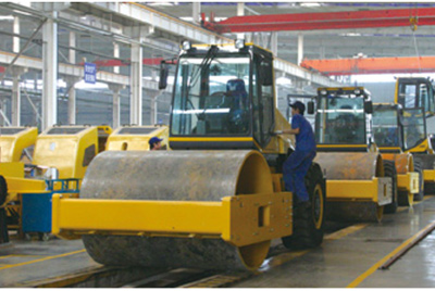 2002年2月，由履帶廠開發(fā)研制的YZ18液壓振動壓路機(jī)，順利下線。