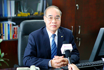 張秀文董事長在接受中國山東網(wǎng)專題采訪時，就公司踐行“厚道魯商”倡樹行動進(jìn)行回答，介紹了山推把“仁義、誠信、厚道”的文化精髓融入到生產(chǎn)經(jīng)營的全過程的典型做法和“誠敬做產(chǎn)品，誠信做企業(yè)”的經(jīng)營理念，在工程機(jī)械行業(yè)樹立起了“厚德堅韌”的山東國企形象