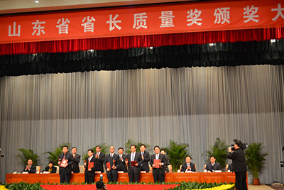 1月11日，山東省第三屆省長質(zhì)量獎表彰大會在山東省政府禮堂召開。