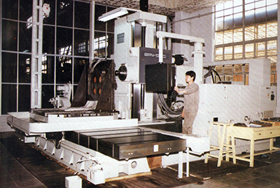 BPN-13B(R4)數(shù)控臥式加工中心。廠房擴(kuò)建加大，設(shè)備填平補(bǔ)齊，增加精、大、稀設(shè)備，新上生產(chǎn)線，提高企業(yè)裝備素質(zhì)，使山推廠成為名副其實(shí)的大馬力推土機(jī)生產(chǎn)廠。
