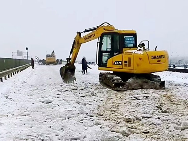 除雪保暢，山推鐵肩道義勇?lián)厝危? /> 
            <div   id=