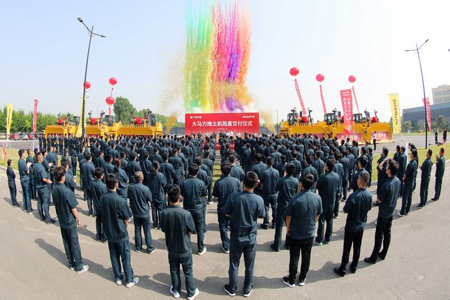 5月17日，山推向中煤平朔集團(tuán)一次性交付六臺中國最大馬力推土機(jī)。